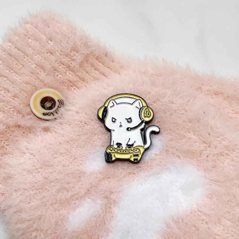 Cute Gaming Cat Lapel Pin – Gift for Gamers and Feline Fans