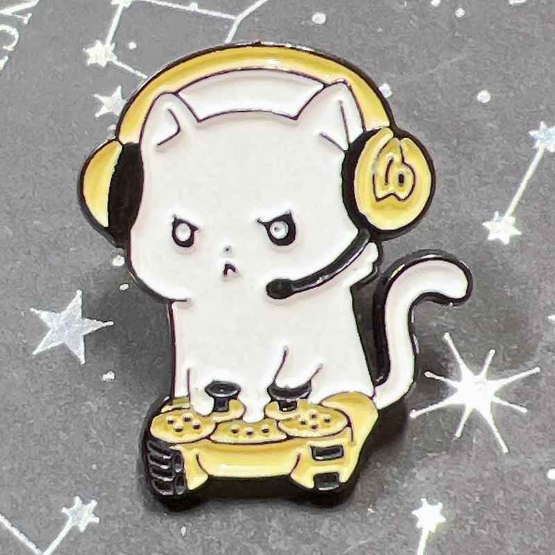 Cute Gaming Cat Lapel Pin – Gift for Gamers and Feline Fans