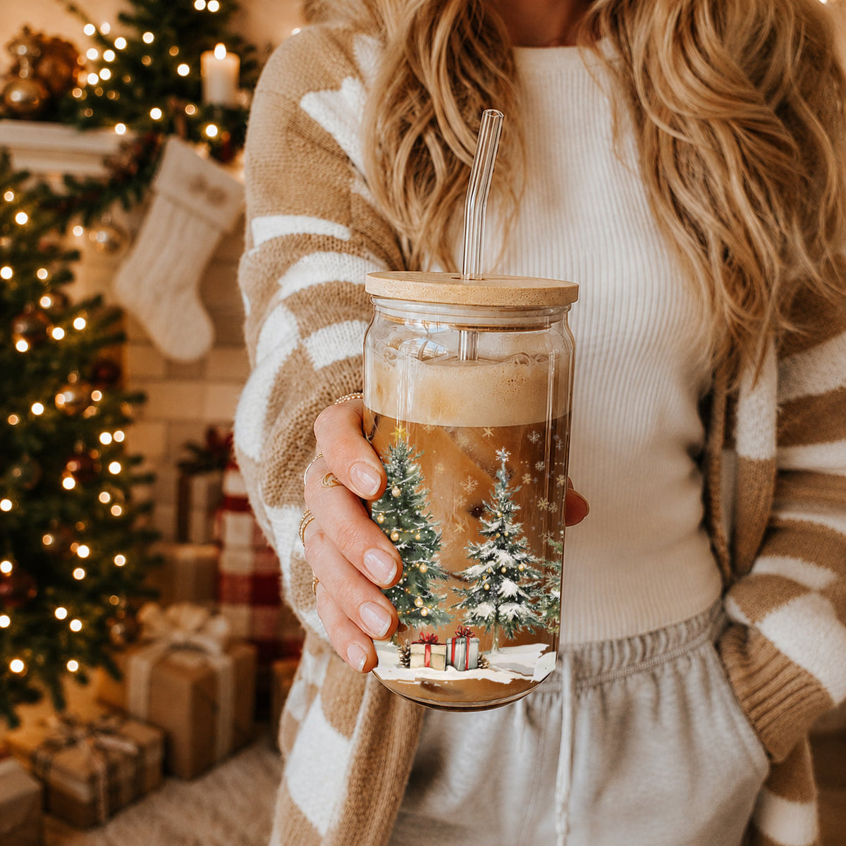 Snowy Christmas Tree & Presents 17 oz Glass Tumbler